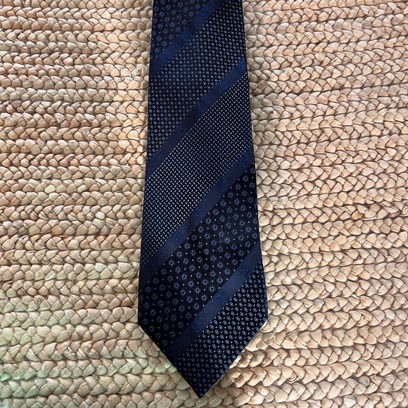 GUCCI Classic Designer Logo Tie 100% Silk Made in Italy - Picture 2 of 5